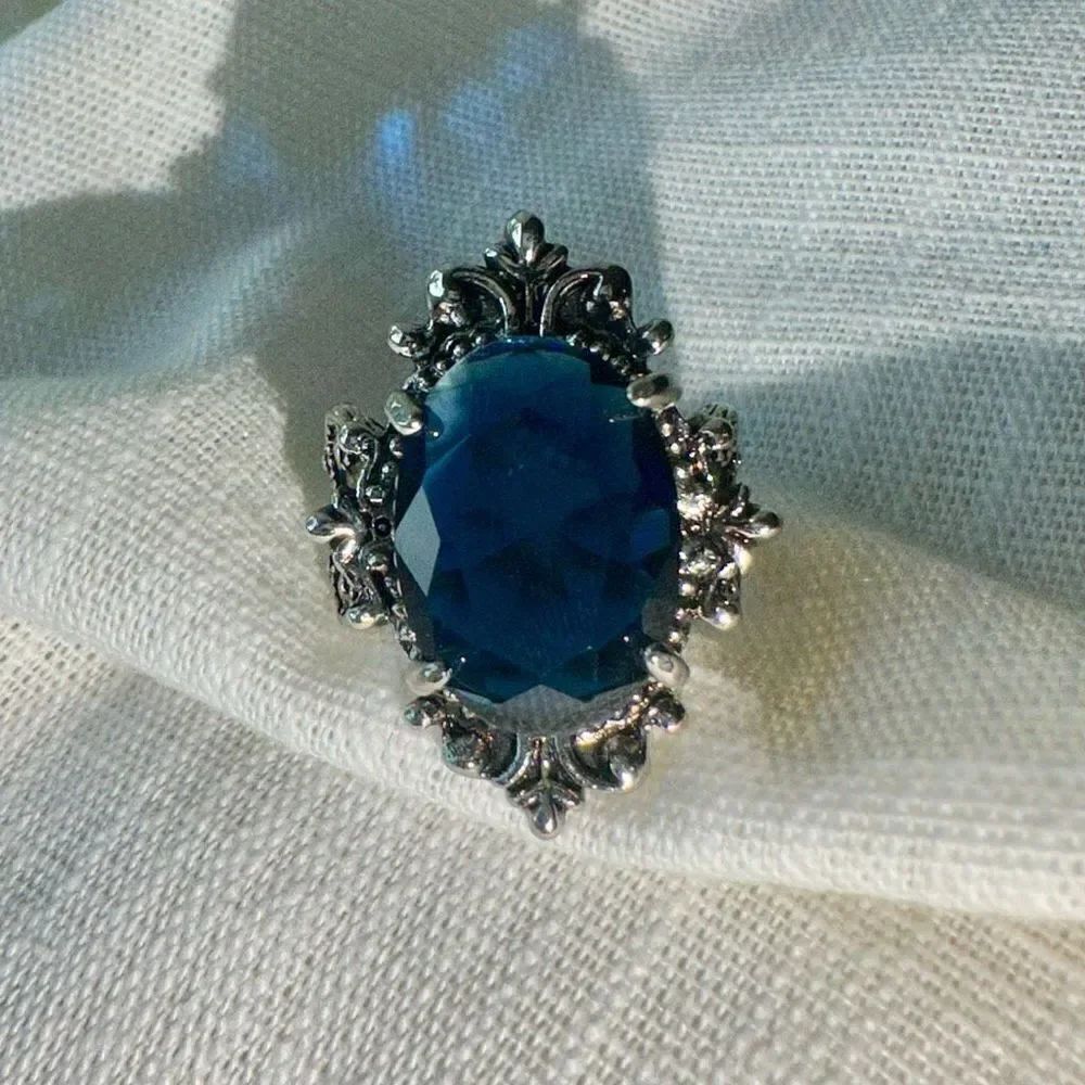 Sapphire blue oval detailed ring